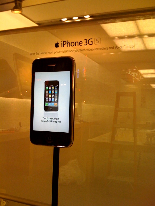 iPhone 3GS в продаже уже сегодня