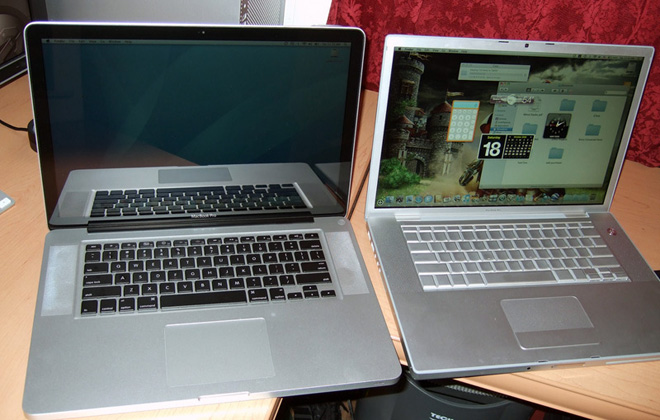 Фото двух поколений MacBook: слева с глянцевым покрытием экрана, справа с матовым