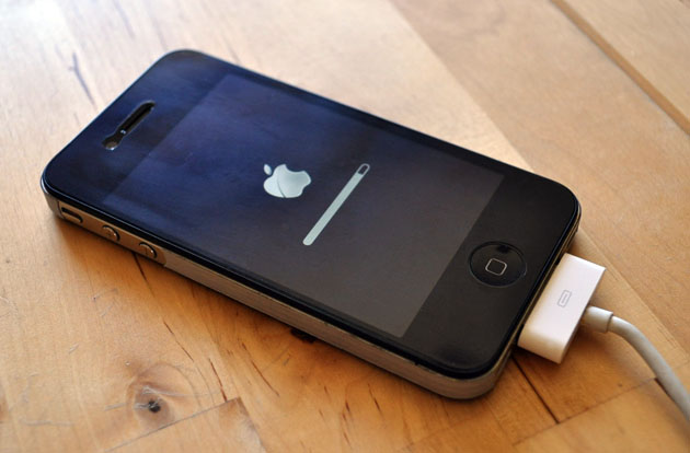 Обновление iOS 4.1 не решает проблему потери сигнала на iPhone 4