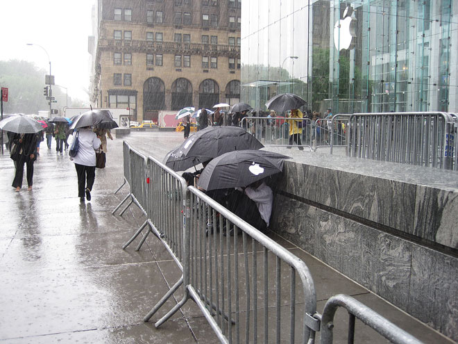 Даже в непогоду покупатели стоят в очереди в ожидании нового iPhone 3GS / Apple Store, Нью-Йорк