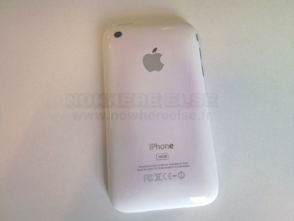 За пару недель использования белый iPhone 3GS стал с розовым оттенком