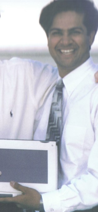 Самир Арора держит в руках PenMac